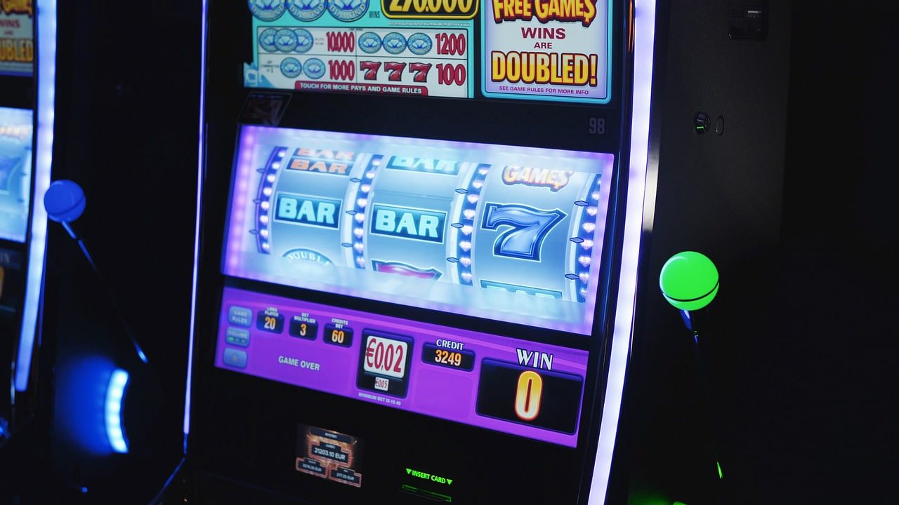 မြန်မာ ကစားသမားများ Slot Games မိုဘိုင်းဖြင့်ကစားနေသောမြင်ကွင်း